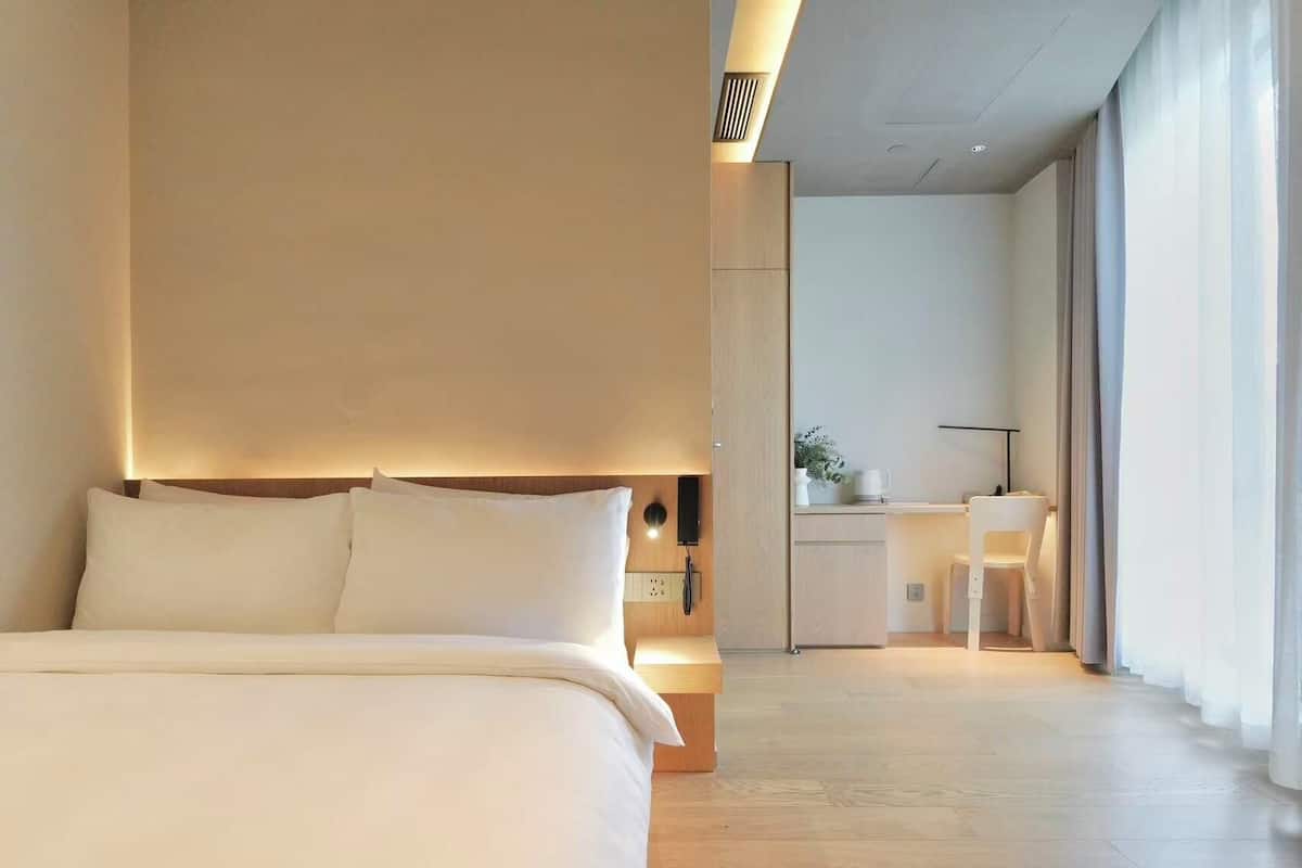 Basic Room | 1 bedroom, down comforters, pillowtop beds, free minibar