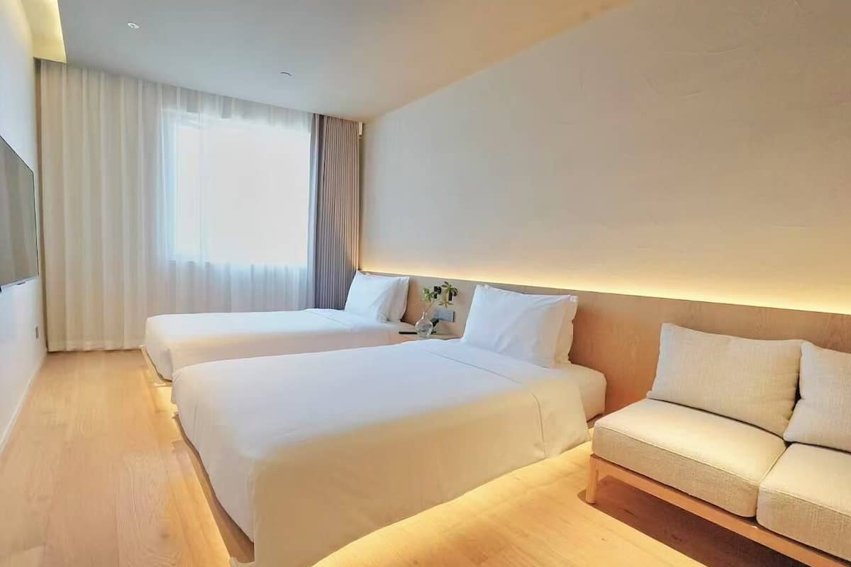 Classic Twin Room | 1 bedroom, down comforters, pillowtop beds, free minibar