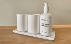 Cubrecamas, colchones con pillow-top y minibar con artículos gratuitos 