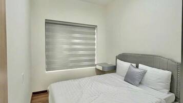 Een bureau, geluiddichte muren, een strijkplank/strijkijzer, gratis wifi