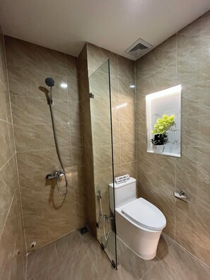 Appartement Exécutif | Salle de bain | Douche à « effet pluie », sÚche-cheveux, chaussons, bidet