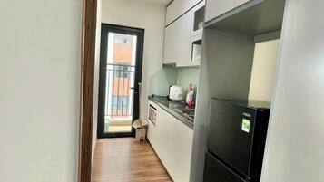 Een koelkast, een magnetron, een waterkoker, een rijstkoker