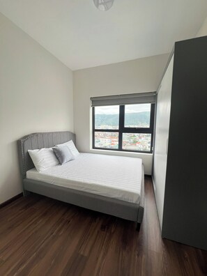 Schreibtisch, schallisolierte Zimmer, Bügeleisen/Bügelbrett