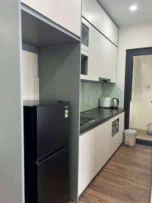 Kühlschrank, Mikrowelle, Wasserkocher, Reiskocher