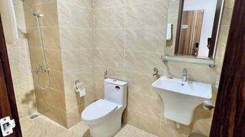 Een regendouche, een haardroger, pantoffels, een bidet