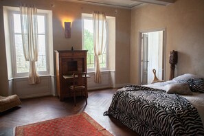 5 bedrooms, iron/ironing board, WiFi, bed sheets - Chateau in medieval Bastide - Sleeps up to 10 (Chalabre)
