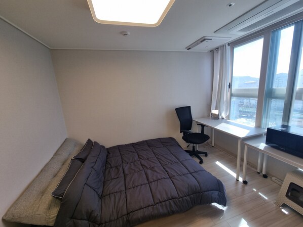 1 slaapkamer, een strijkplank/strijkijzer, wifi, beddengoed