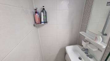 Asciugacapelli, asciugamani, sapone, carta igienica