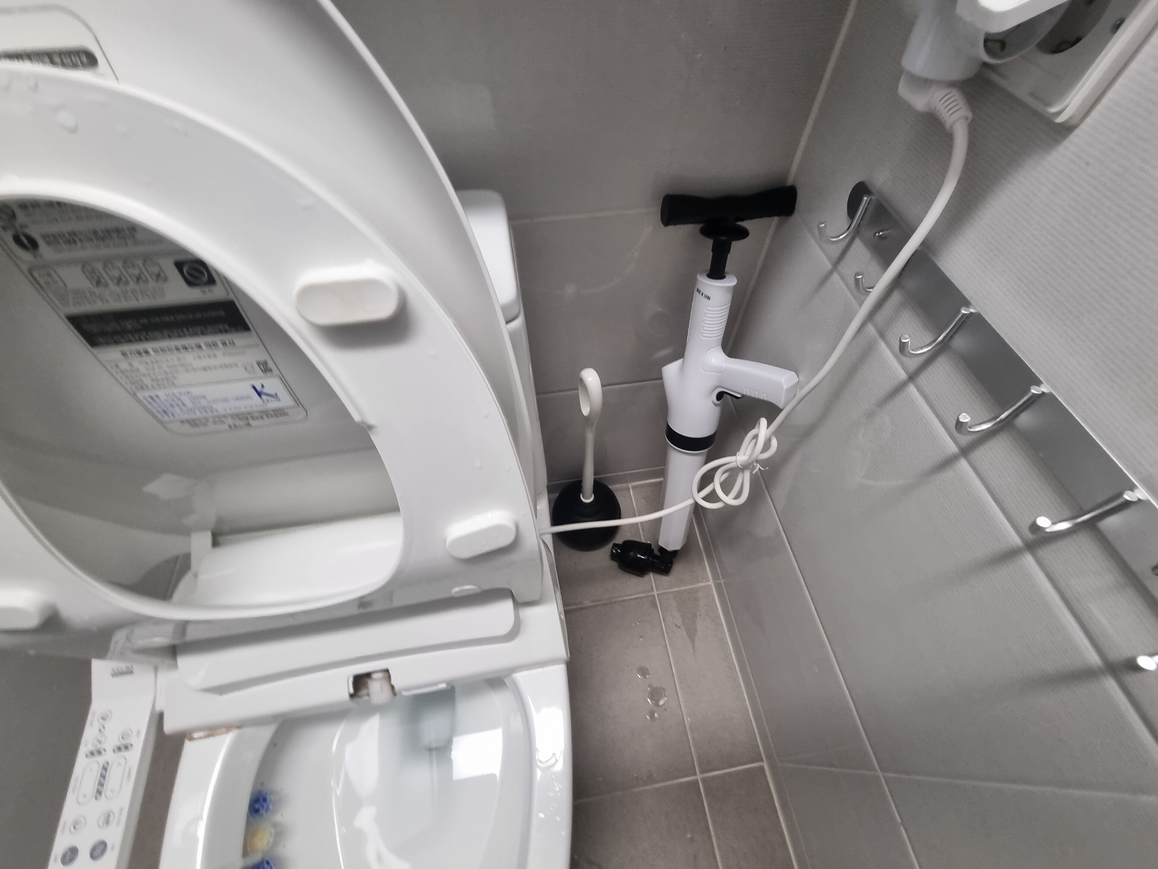 Asciugacapelli, asciugamani, sapone, carta igienica