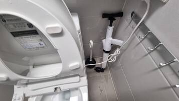 Asciugacapelli, asciugamani, sapone, carta igienica