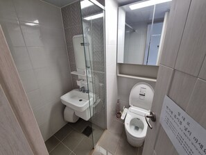 Haartrockner, Handtücher, Seife, Toilettenpapier