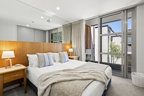 5 bedrooms, iron/ironing board, travel cot, free WiFi - One of the Closest Apartments to Downtown Queenstown! (Queenstown)