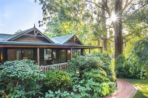 Front of property - Botanica Retreat - Village Spa & Stay (Olinda)