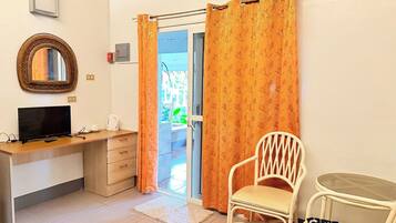 خزنة داخل الغرفة وواي فاي مجانًا