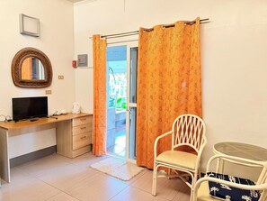 Habitación estándar, 1 cama King size | Caja de seguridad en la habitación y escritorio 