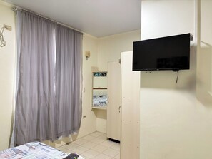 Chambre familiale | Coffre-fort, bureau, fer et planche à repasser, accès au Wi-Fi (inclus)