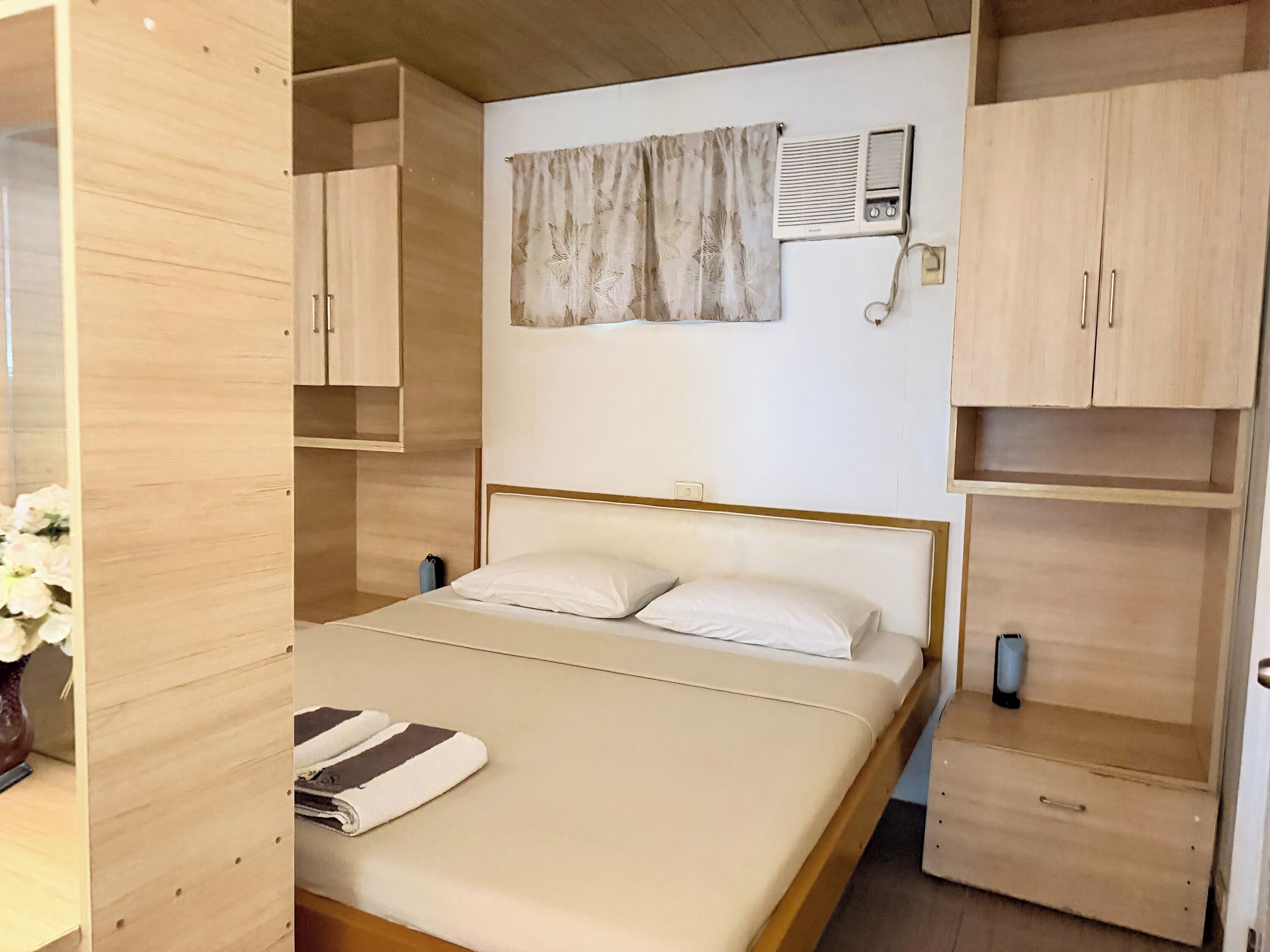 Chambre Standard, 1 très grand lit | Coffre-fort, bureau, fer et planche à repasser, accès au Wi-Fi (inclus)