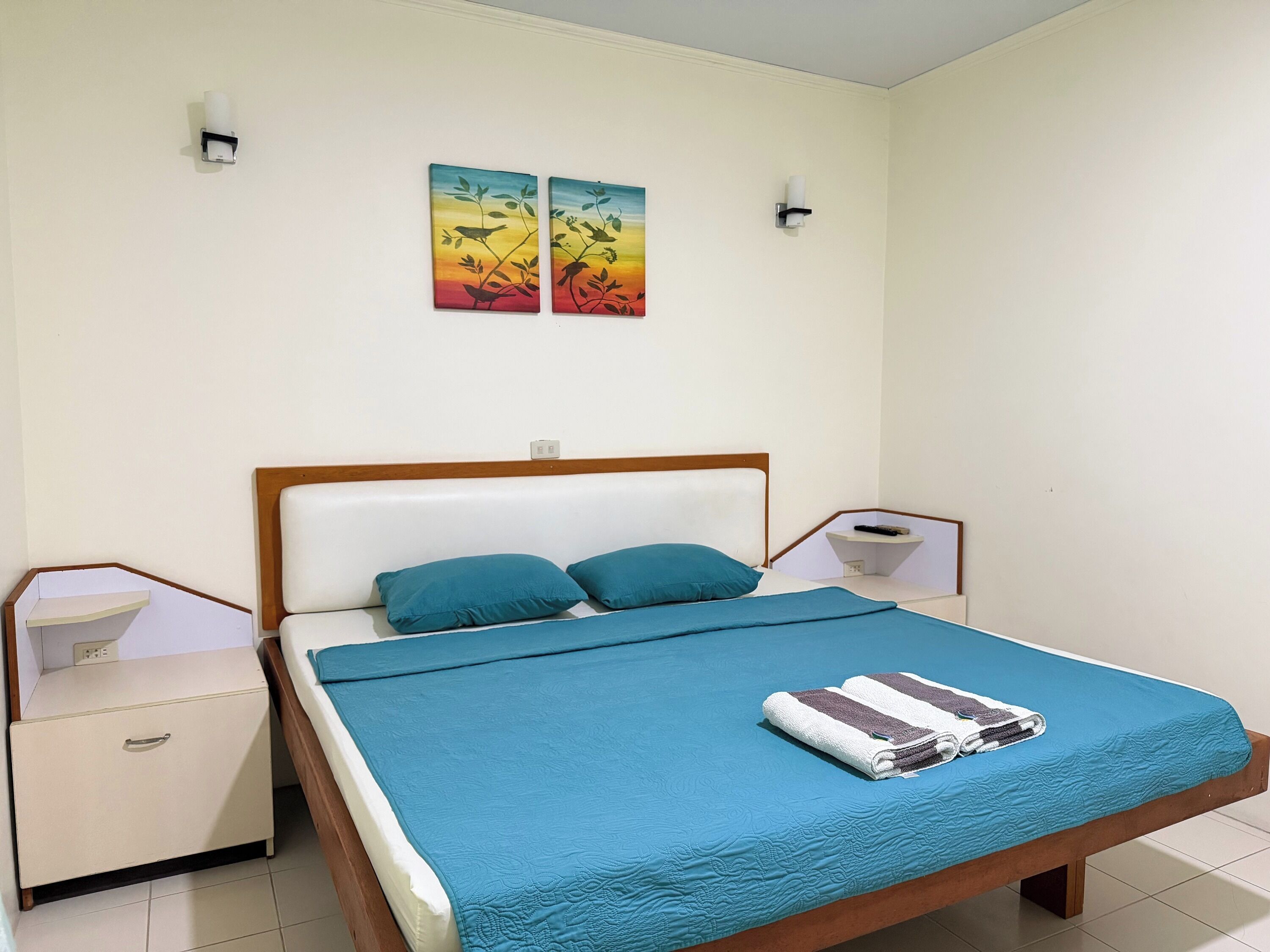 Suite, 3 chambres | Coffre-fort, bureau, fer et planche à repasser, accès au Wi-Fi (inclus)