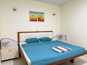 Suite, 3 chambres | Coffre-fort, bureau, fer et planche à repasser, accès au Wi-Fi (inclus)