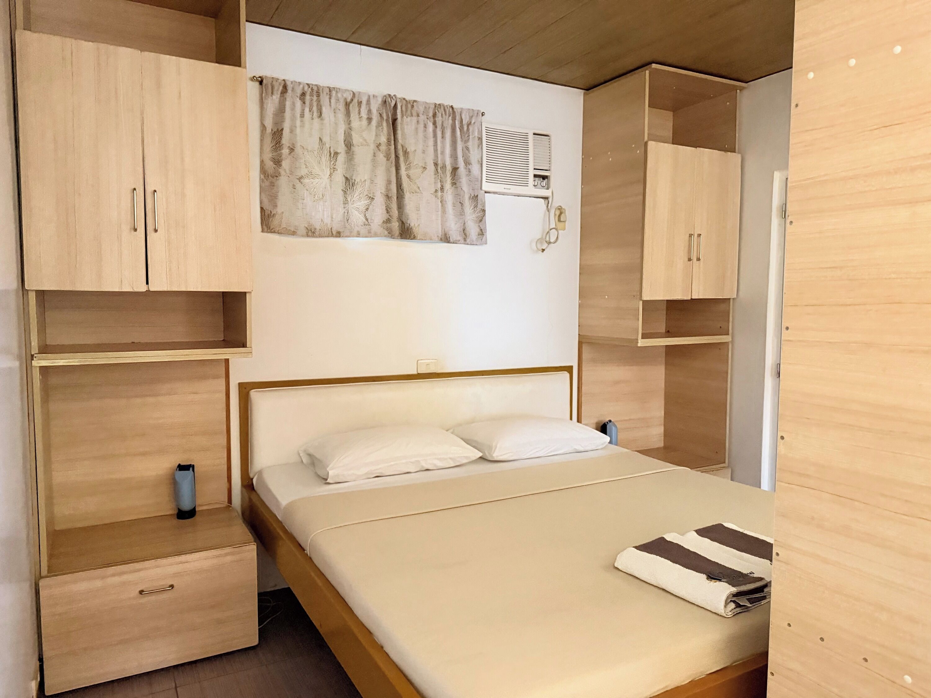 Chambre Standard, 1 très grand lit | Coffres-forts dans les chambres, bureau, fer et planche à repasser