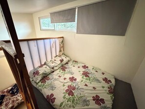 Suite familiar | Caja de seguridad en la habitación y escritorio 