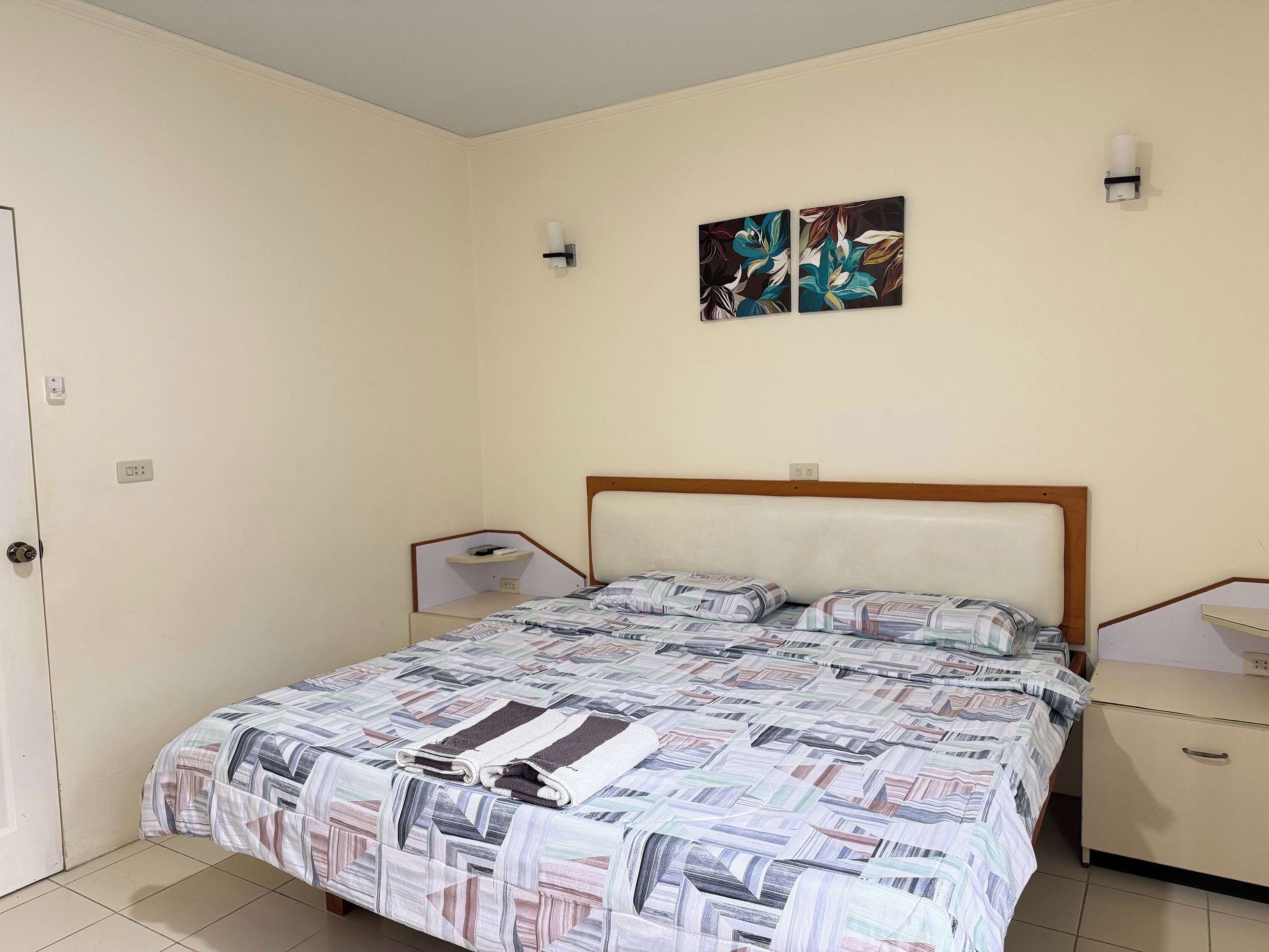 Chambre familiale | Coffre-fort, bureau, fer et planche à repasser, accès au Wi-Fi (inclus)