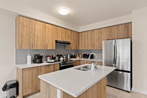 Fridge, microwave, oven, stovetop - Welland Serenity • Getaway Near Niagara Falls (Welland)