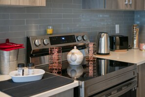 Fridge, microwave, oven, stovetop - Welland Serenity • Getaway Near Niagara Falls (Welland)