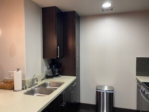 Private kitchen - Stylish and Spacious Studio with Two Queen Beds (West Hollywood)