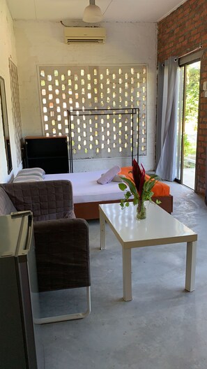 Villa Junior, non-fumeur, vue sur le jardin | 3 chambres, accĂšs au Wi-Fi (inclus), literie fournie