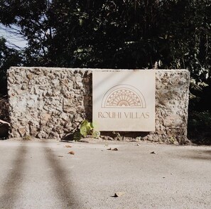 Front of property - Rouhi Retreats By Doulos (Langkawi)