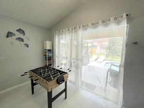 Game room - Spacious Villa with Private Heated Pool & Office (Kissimmee)
