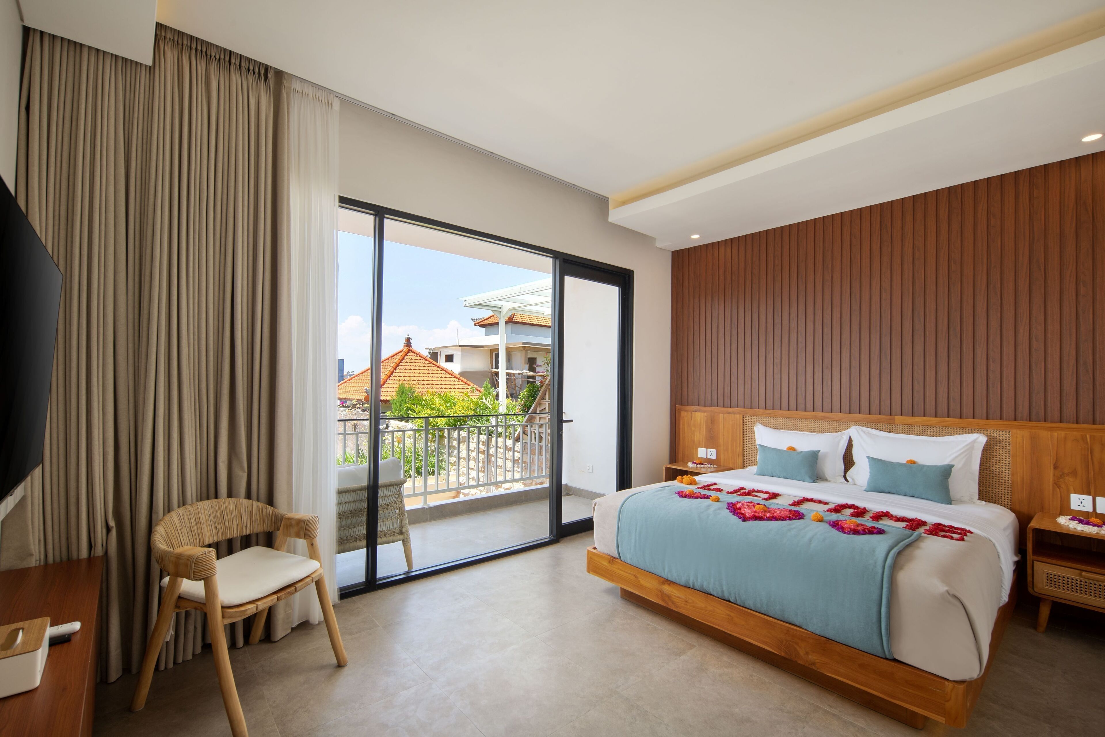 In-room safe, desk, free WiFi