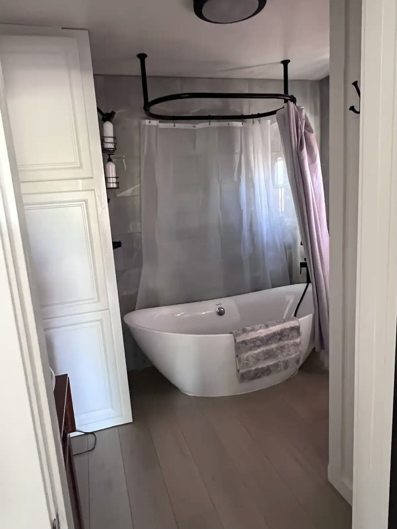 Sèche-cheveux, serviettes fournies, savon, shampoing