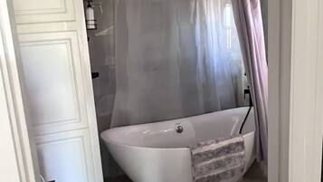 SĂšche-cheveux, serviettes fournies, savon, shampoing