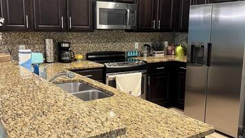 Réfrigérateur, micro-ondes, four, plaque de cuisson