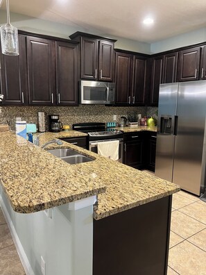 Refrigerador, microondas, horno, placa de cocina