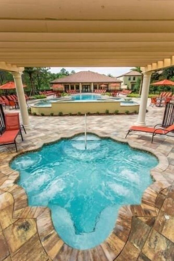 Alberca al aire libre y alberca climatizada