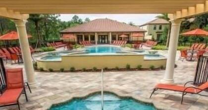 ChampionsGate Townhome + Fast WiFi, Beautiful Kitchen. Oasis Pool & Jacuzzi.