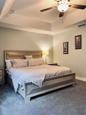 3 soverom, strykejern/-brett, wi-fi (mot et tillegg) og sengetøy