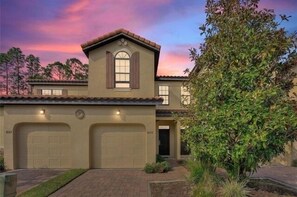 Exterior - ChampionsGate Townhome + Fast WiFi, Beautiful Kitchen. Oasis Pool & Jacuzzi. (Davenport)