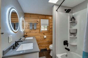 Shower, hair dryer, towels, soap - St. Lawrence River Modern Log Home (Hammond)