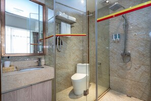 Een douche, een regendouche, gratis toiletartikelen, een haardroger