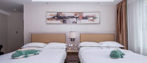 Una habitación de hotel con dos camas, una mesita de noche con lámpara, teléfono y una obra de arte en la pared.