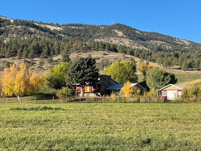 NEW LISTING!!! 4 BR 2 BATH- PRIVATE Retreat Sleeps 12!!! Large Boat parking!