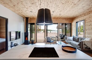 Fernseher, Kamin, Stereoanlage