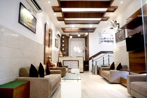 Goroomgo Hollywood Heights Amritsar