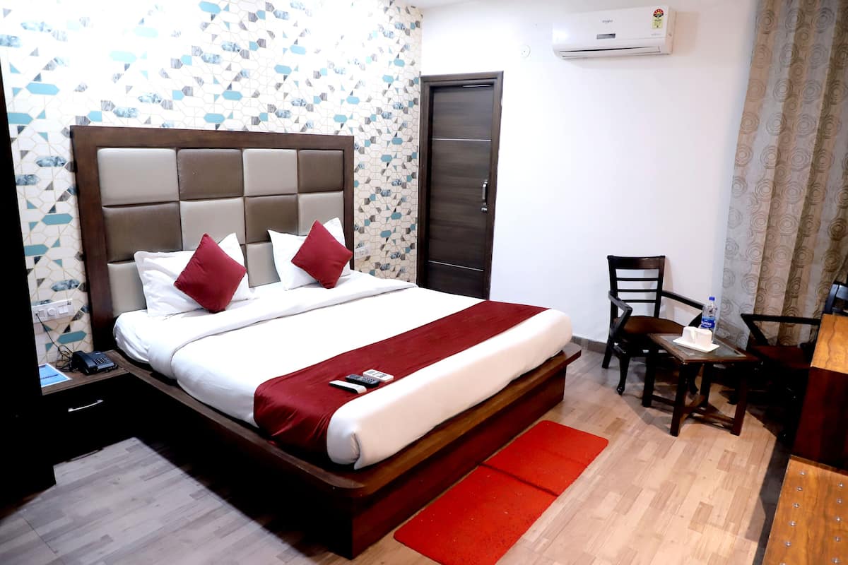Deluxe Double Room, City View | Free WiFi, bed sheets