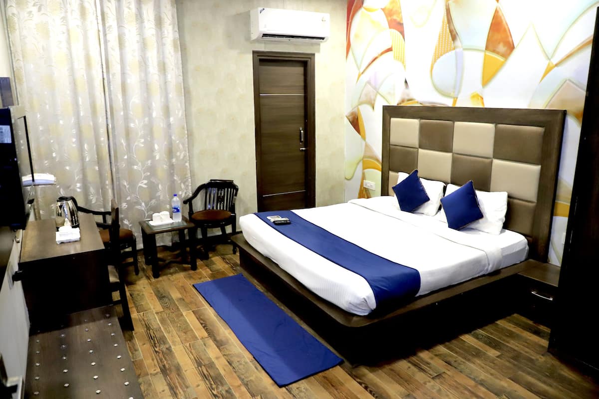 Deluxe Double Room, Multiple Beds, City View | Free WiFi, bed sheets
