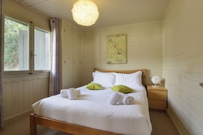 4 bedrooms, iron/ironing board, WiFi, bed sheets